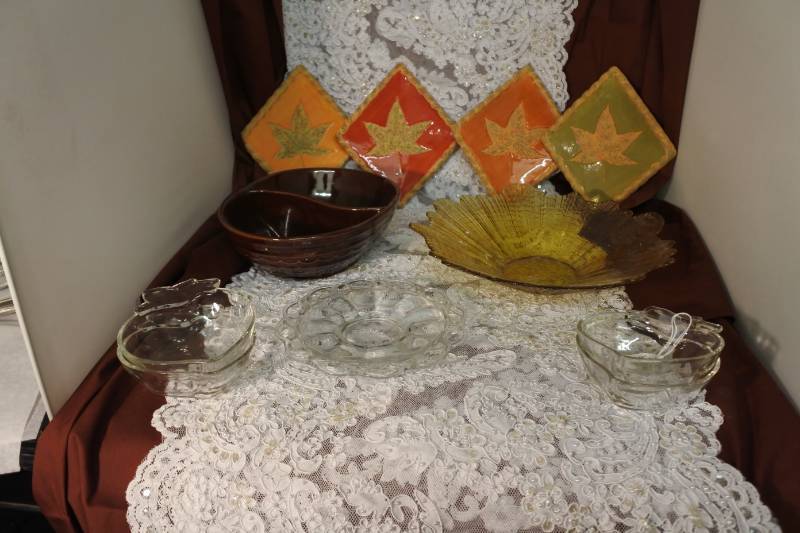 lot 3042 image: Assortment of Decorative Glass and Servingware
