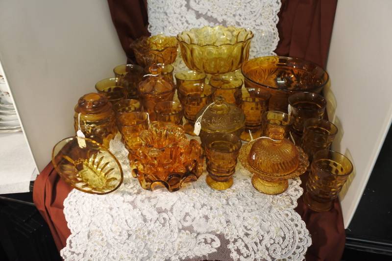 lot 3043 image: Large Set of Amber Glassware