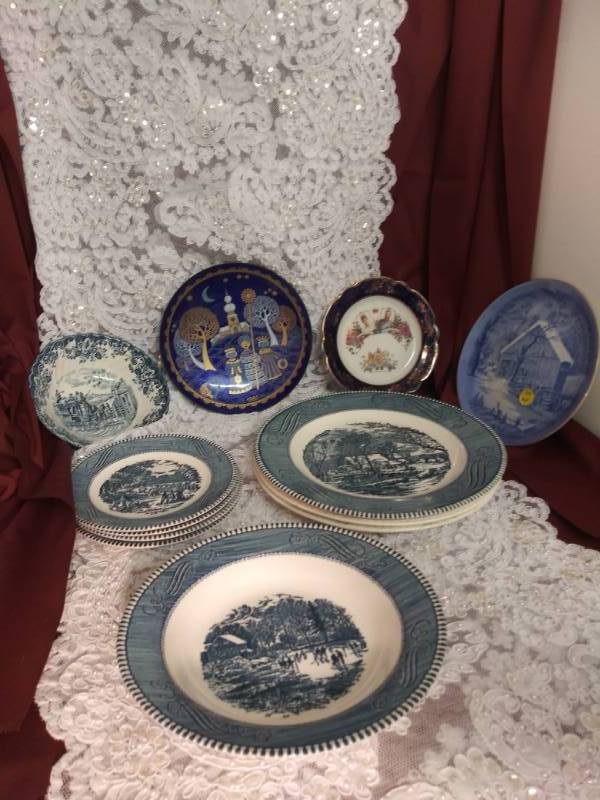 lot 3049 image: Assortment of Decorative Plates
