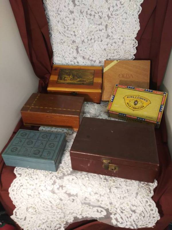 lot 3053 image: Assortment of JewelryTrinket Boxs