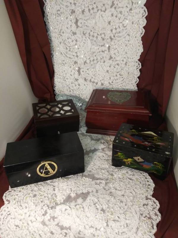lot 3054 image: Lot of Beautiful Jewelry Boxs