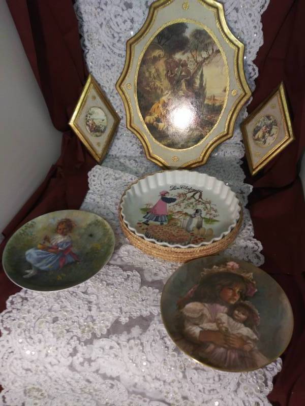 lot 3055 image: Lot of Decorative Plates Wall Decor