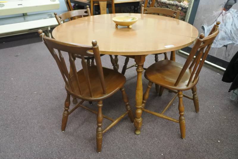 lot 1038 image: Rockport Round Dinning Table with 4 Chairs