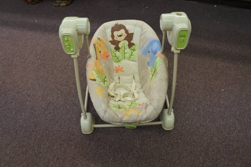 lot 3064 image: Fisher Price Baby Swing (fully function)
