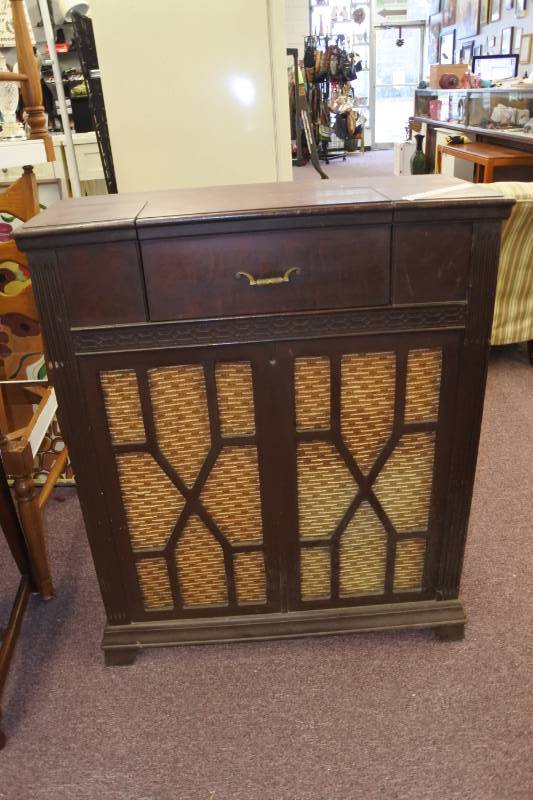 lot 3067 image: 1941 Philco Radio