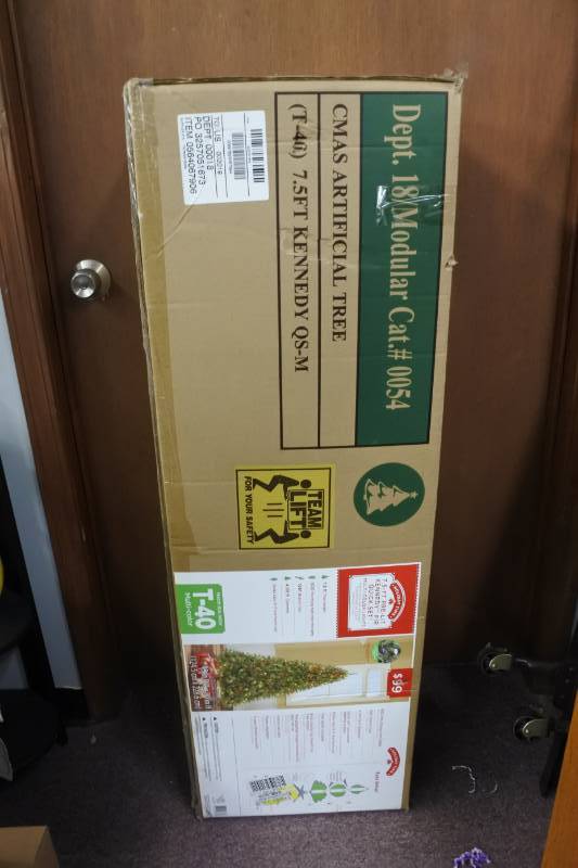 lot 3073 image: 7.5 ft Artificial Christmas Tree