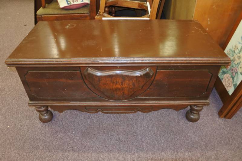 lot 3081 image: A Elegant Tennessee Red Cedar Novelty Chest