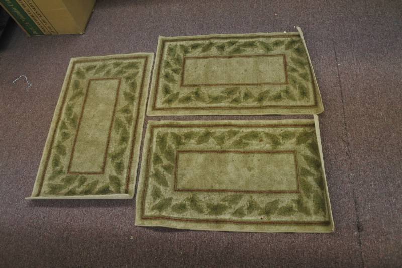 lot 3082 image: Set of 3 Green Place Mats
