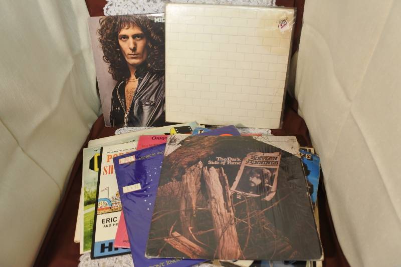 lot 3087 image: Lot of Assorted Records