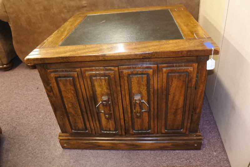 lot 3089 image: Nice Black Top Wooden Nightstand