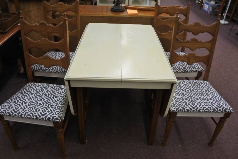 lot 3094 image: BallmanCummings Drop Leaf Dining Table