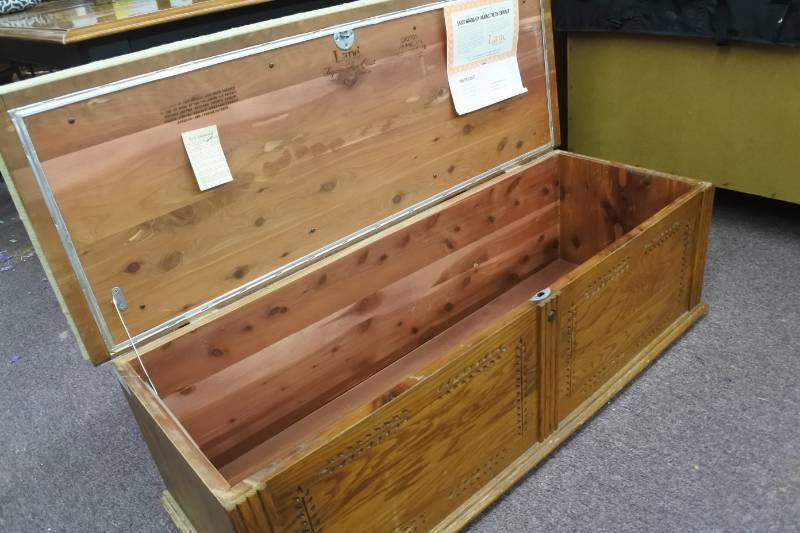 lot 3097 image: Lane Legacy Pillow Top Love Chest