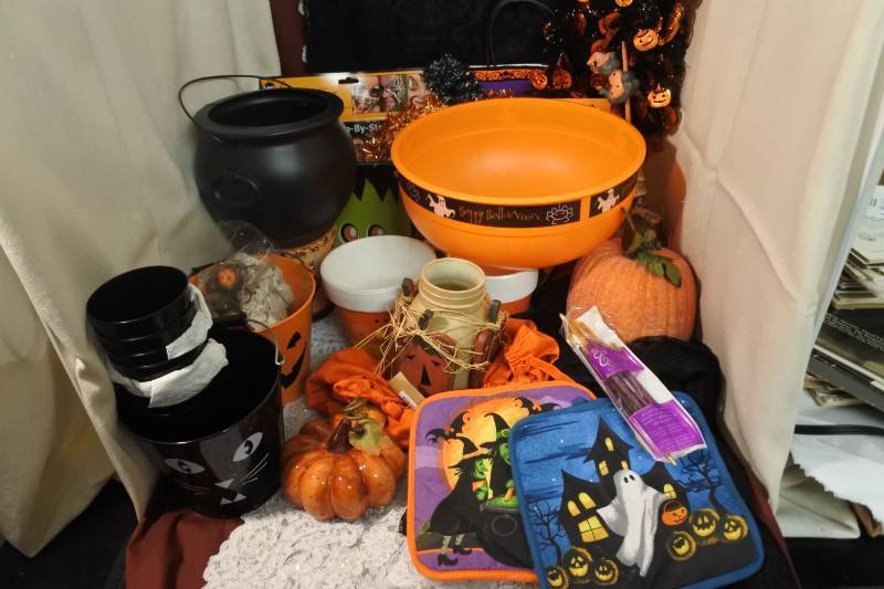 lot 3099 image: Assortment of Halloween Decorations