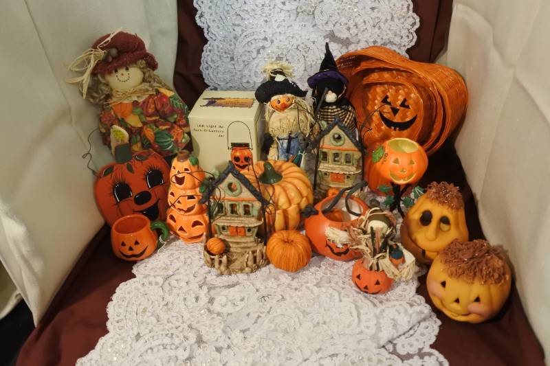 lot 3100 image: Colorful Lot of Halloween Decorations