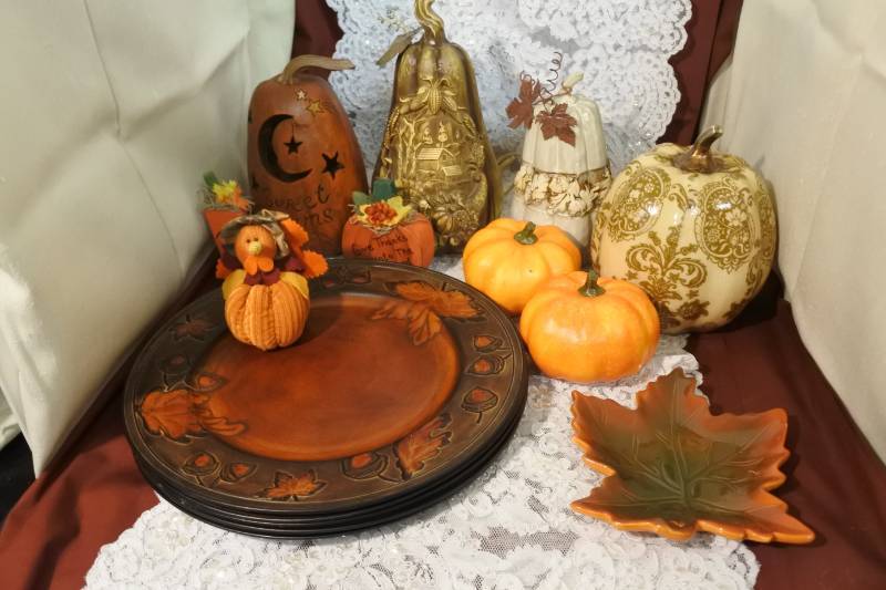 lot 3101 image: Decorative Halloween Decor