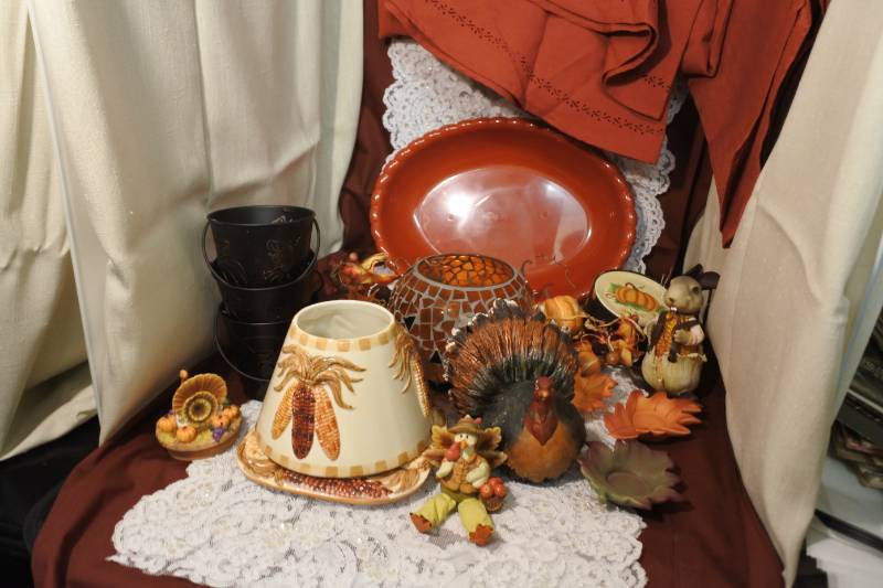 lot 3102 image: Lot of Thanksgiving Decor