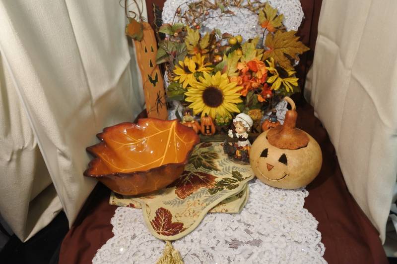 lot 3103 image: Nice Assortment of Thanksgiving Decor