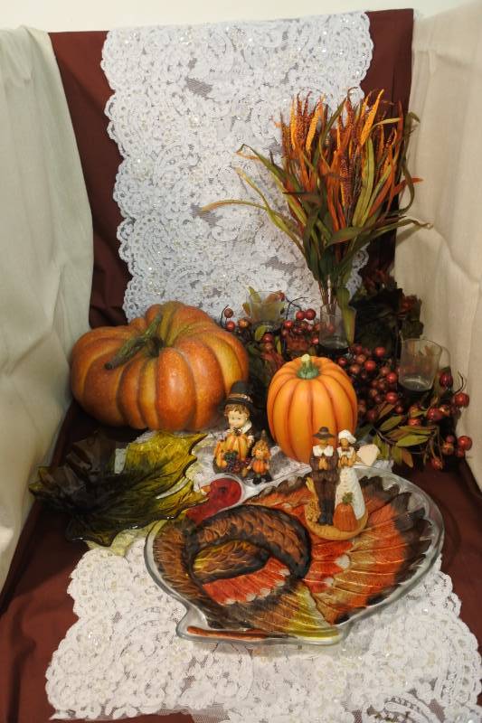 lot 3104 image: Assortment of Thanksgiving Decor