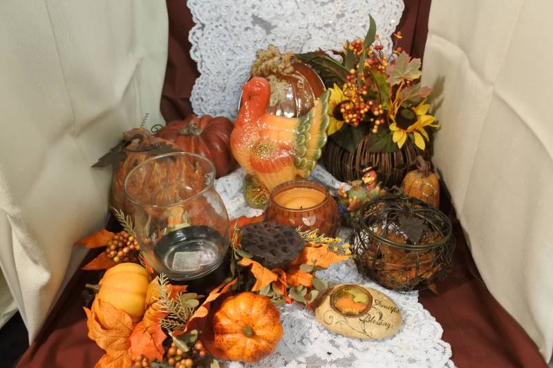 lot 3105 image: Decorative Thanksgiving Decor