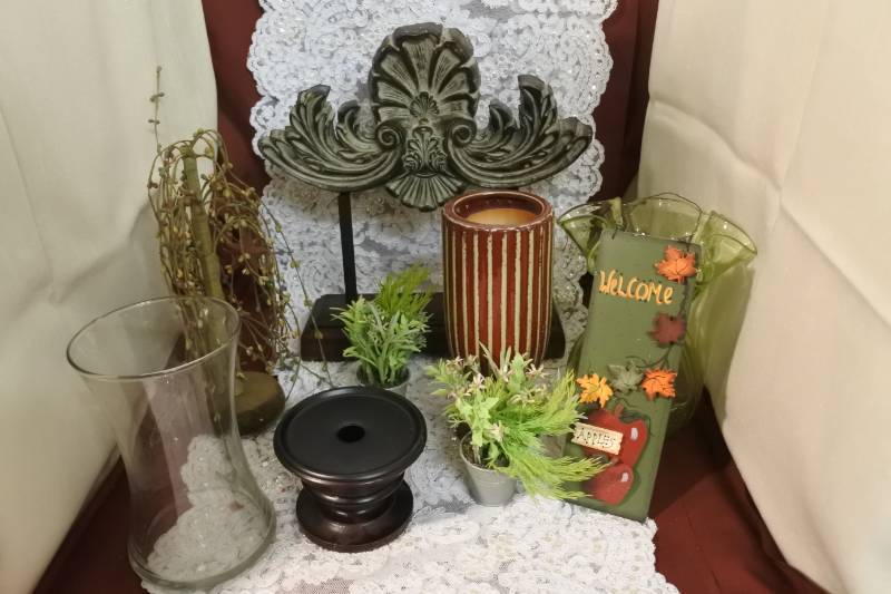 lot 3108 image: Arrangement of Various Decor