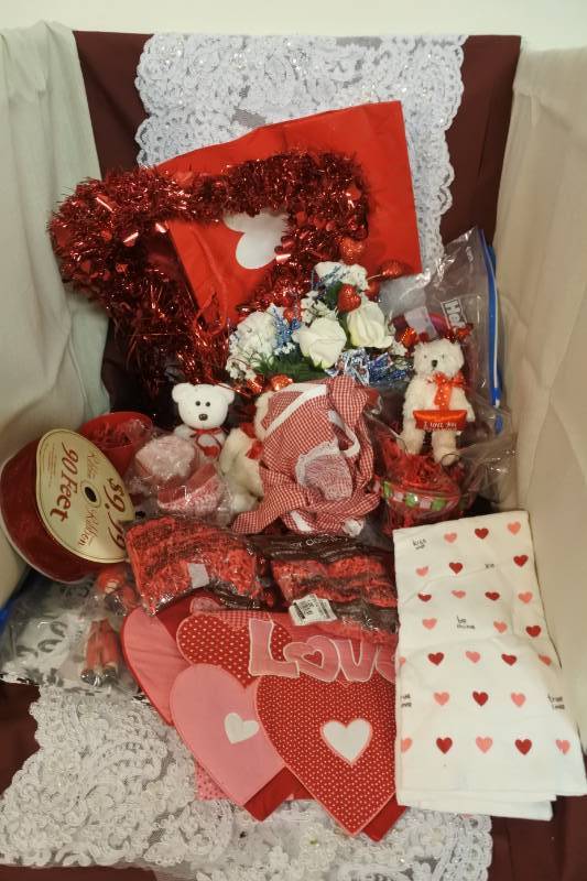 lot 3109 image: Lot of Valentines Decor