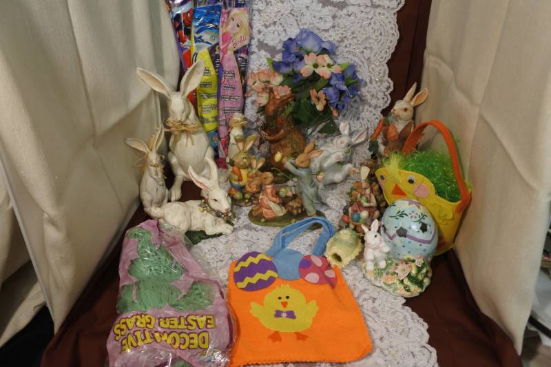 lot 3110 image: Lot of Easter Decor