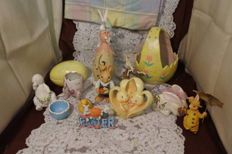 lot 3111 image: Elegant Lot of Easter Decor