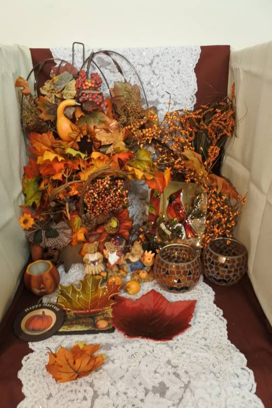 lot 3113 image: Lot of Halloween Decor