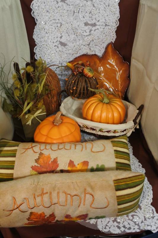 lot 3114 image: Assortment of Holiday Decor