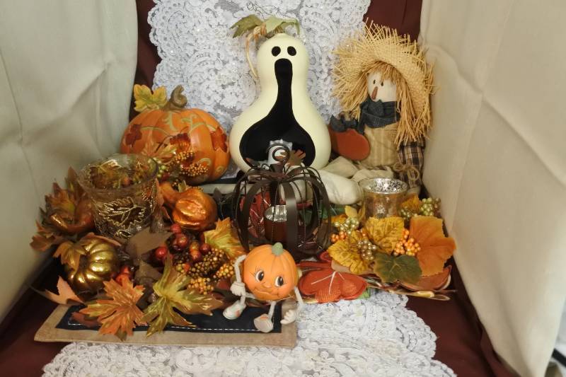 lot 3115 image: Lot of Assorted Holiday Decor