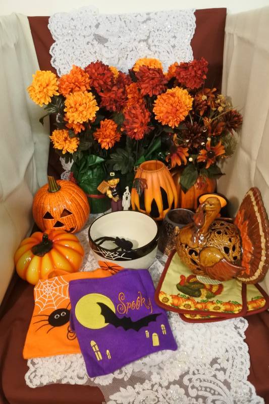 lot 3116 image: Lot of Holiday Decor