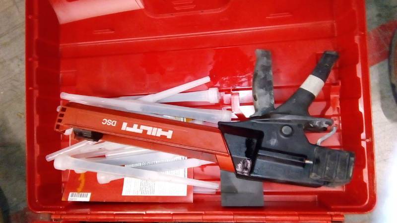 lot 3743 image: Hilte Dsc Dispenser. Caulk Gun.