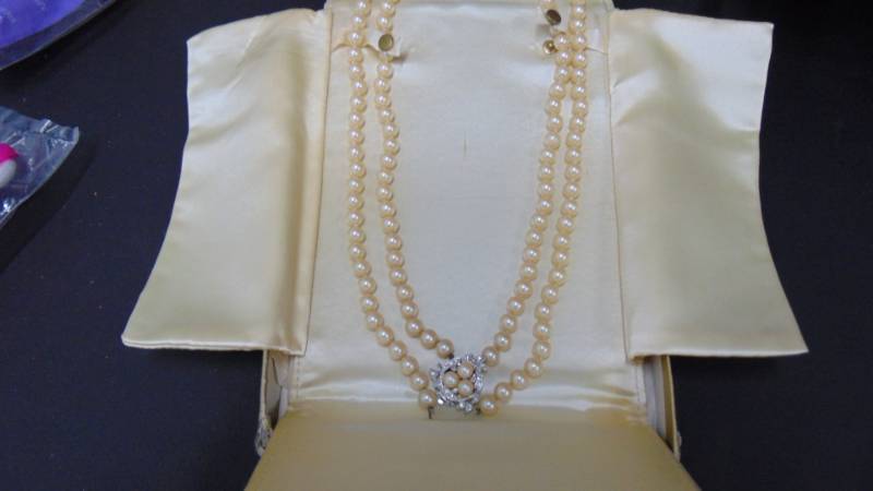 lot 7266 image: Pearl necklace