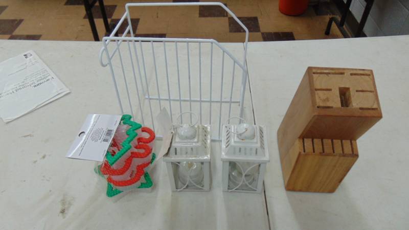 lot 7298 image: Kitchen items - cookie cutters - knife block - more