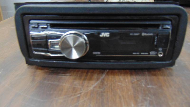 lot 7317 image: JVC car stereo  CD player