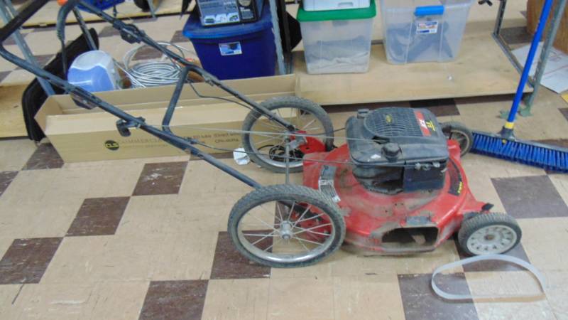 lot 7332 image: Big wheel lawnmower - Briggs motor