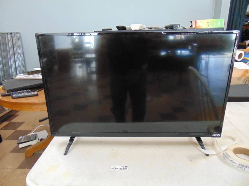 lot 7338 image: Vizio 32 TV