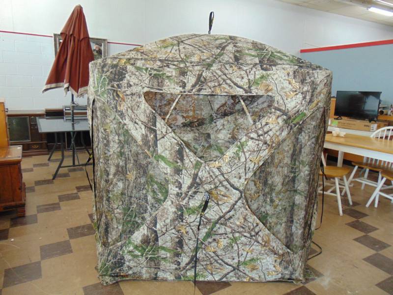lot 7340 image: Cabelas camo hunting tent