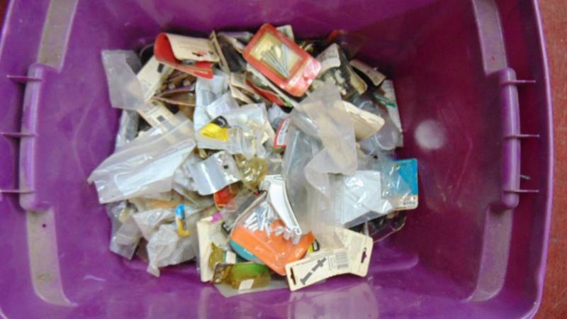 lot 7350 image: mixed lot - Plugs - screws - freeze plugs - breakers - mounting hardware