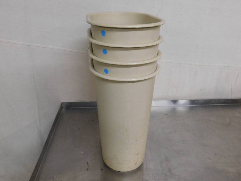 lot 678 image: 4 Trash Cans