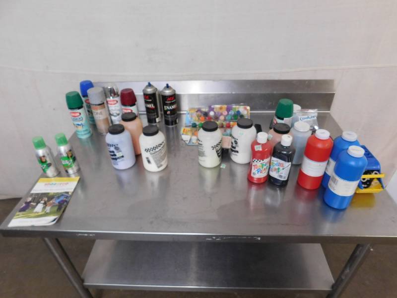 lot 1989 image: Art Supplies