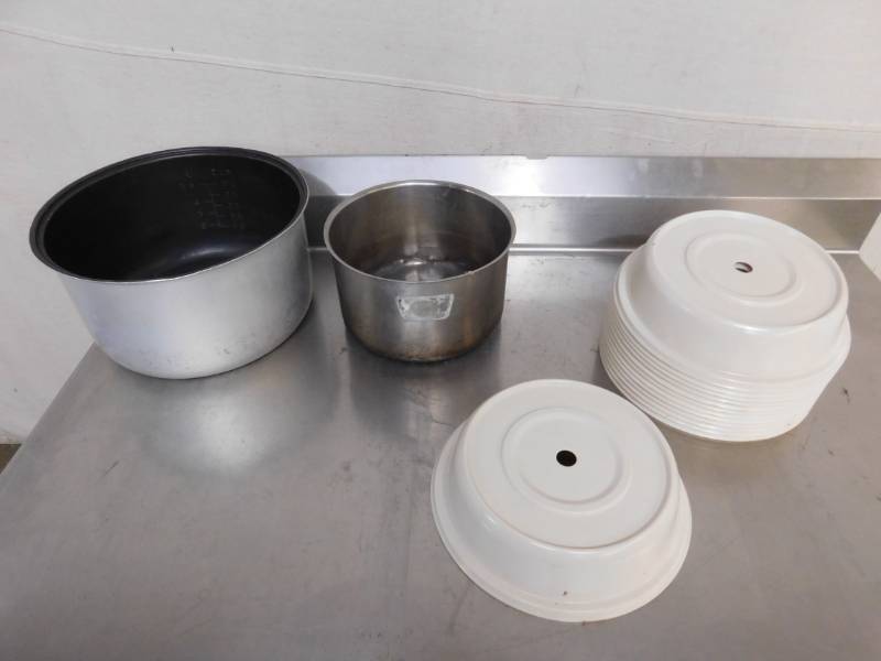lot 2560 image: 13 Cambro Versa Plate Covers and 2 Round Pots