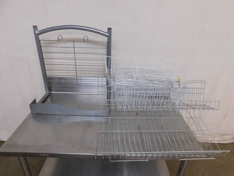 lot 2582 image: Metal and Wire Shelving