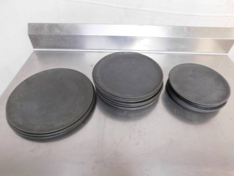 lot 2614 image: 25 Pizza Serving Trays
