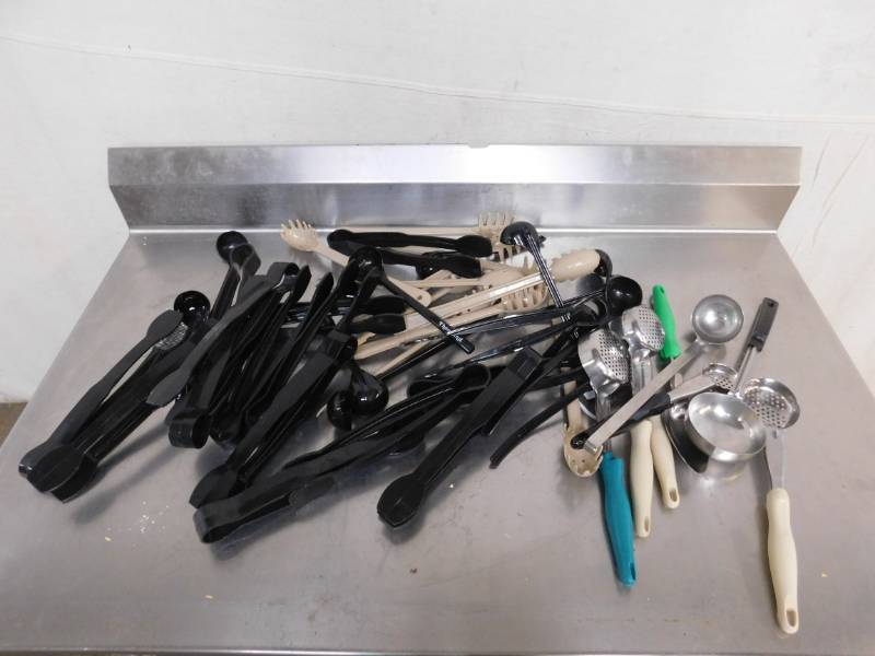 lot 2565 image: Spoons, Ladels and Tongs