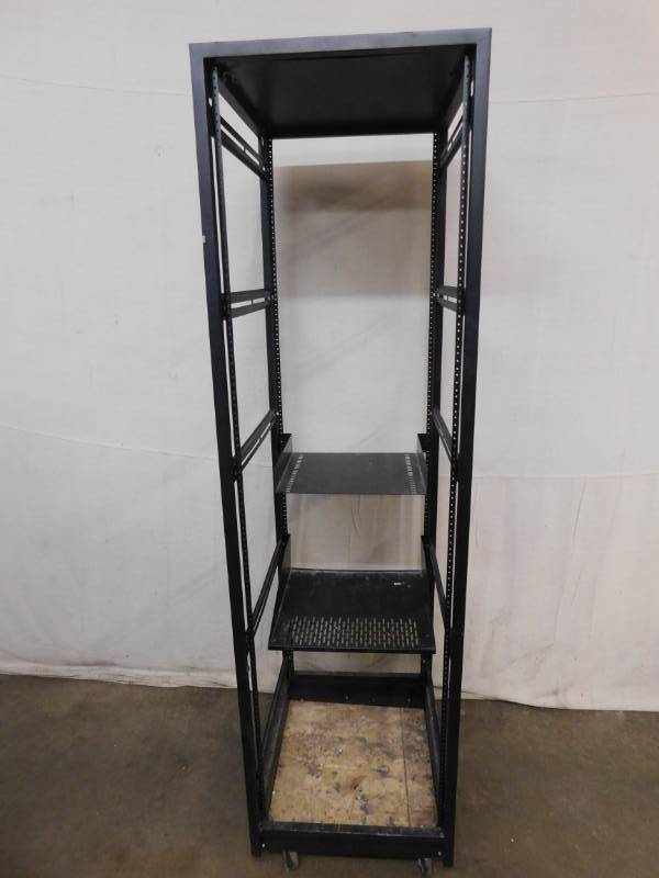 lot 16 image: Metal Cabinet