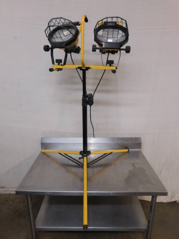 lot 27 image: Smart Electrician Tripod Worklight