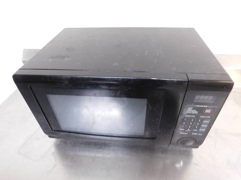 lot 14 image: Magic Chef Residential Microwave
