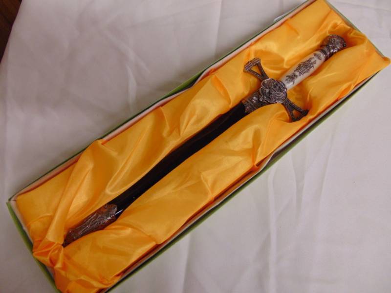 lot 3339 image: 10 Decorative Dagger -&nbsp NIB