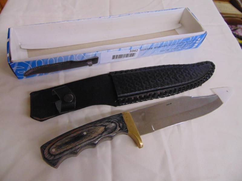 lot 3342 image: 12 Hunting Knife - With Leather Sheath -&nbsp NIB